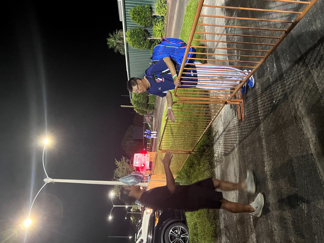 旅美球員李灝宇（左）專程到現場替中華隊小將加油。（中華棒協提供）