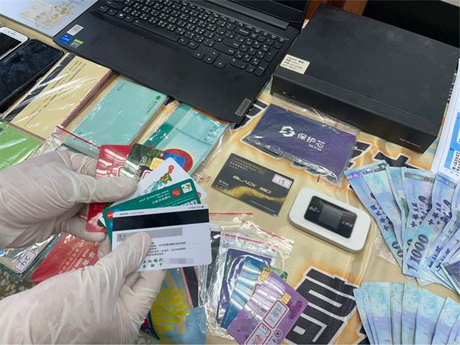 警方在水房中查扣現金新台幣2萬8000元、17支手機、11本銀行存簿、11張金融卡、2台筆記型電腦、毒品愷他命、咖啡包等相關證物。（洪靖宜攝）