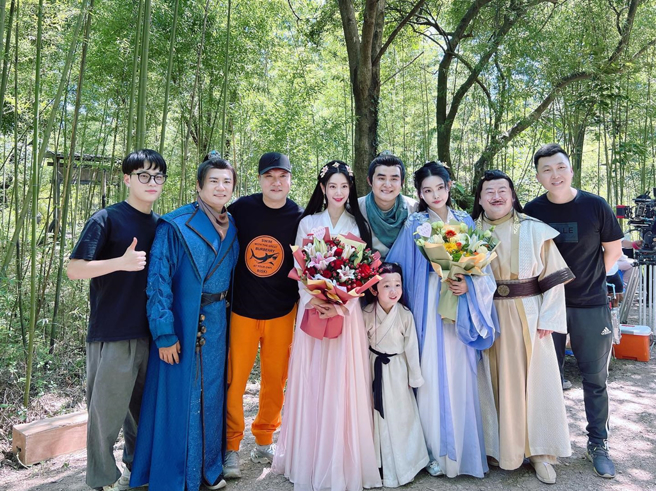 Clara（左4）分享杀青照。（图／翻摄自actressclara IG）