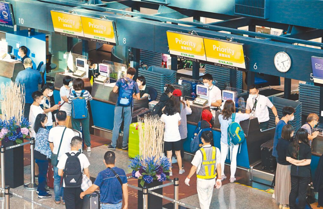 觀光局證實，指揮中心已通過出境團客指引。（陳麒全攝）