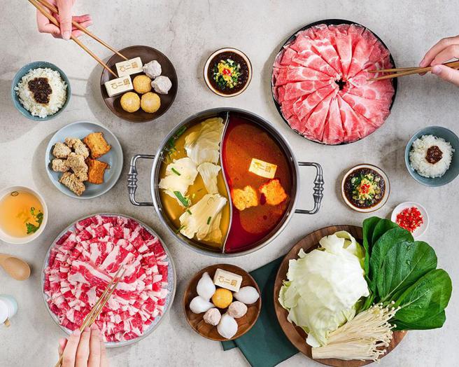 （「石二锅」于北中南挑选14家幸运门店，祭出「免费升级大菜大肉」优惠。图／王品集团提供）