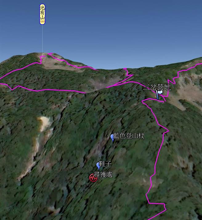 消防局特请专家绘制一张陈伯均法官的路线，及搜救人员寻获他掉落的蓝色登山杖、鞋子及寻获遗体的位置图。(台中市消防局提供)