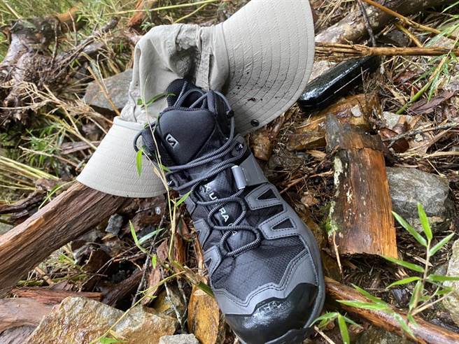 搜救人员昨日沿途陆续发现陈男的帽子、鞋子及背包套等。(台中市消防局提供)