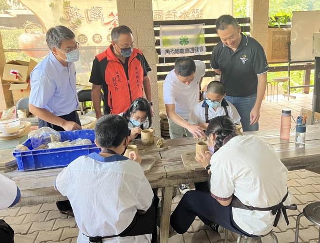 鱼池乡农会向涩水窑订制的茶仓，13日举行入窑仪式，特地邀鱼池乡国中的学生一起参与。（民眾提供／杨静茹南投传真）