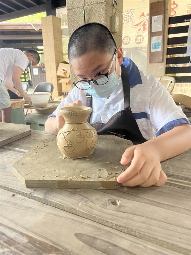 国中生发挥巧思在手拉胚胚体画上日月潭缆车、茶叶等图文。（民眾提供／杨静茹南投传真）