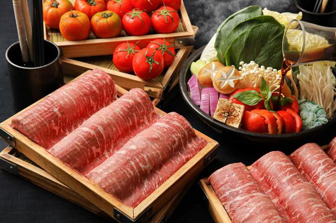 （美国极黑牛「菲瑞」部位首次入台，晶华酒店三燔本家推出番茄寿喜烧让客人抢头香吃到饱。图／晶华酒店提供）