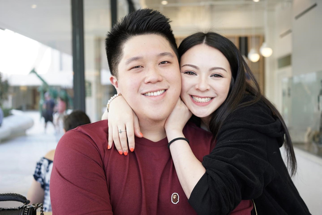 叶韦彤（左）被爆家族企业遭申请破产（图／翻摄自jwchubz IG）