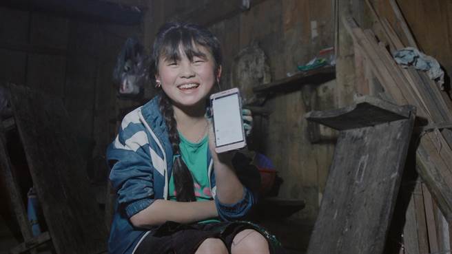 片中的主角琪开心向镜头展示暧昧对象讯息。（前景娱乐提供）