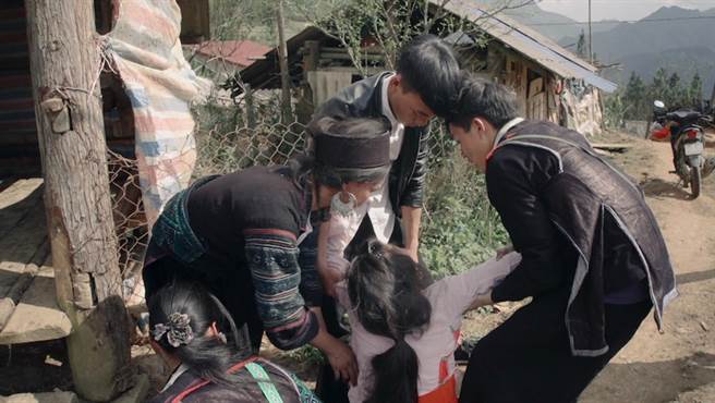 主角琪试图挣脱抢婚的当下，画面真实震撼。（前景娱乐提供）