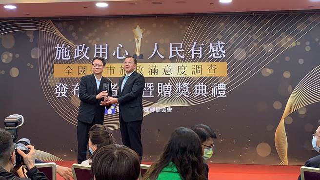 台湾世界新闻传播协会14日公布2022全国县市施政满意度调查，桃园市秘书长黄治峯（右）代表领奖。（黄婉婷摄）