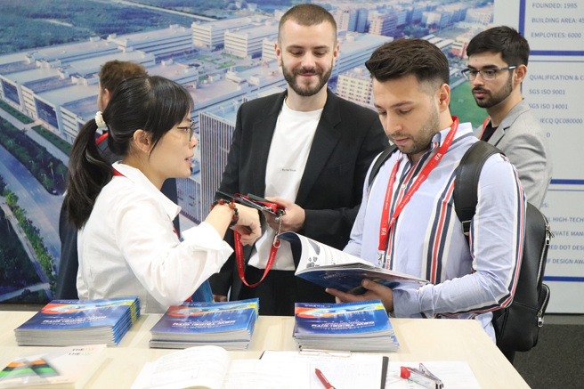 新北市政府携手企业组团参展，吸引许多国外买主洽询，有效拓展国外商机。(图／新北市政府提供)