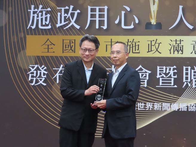 新竹县在经济发展蝉联金奖，新竹县政府行政处长邱俊良14日代表新竹县长杨文科出席领奖。（叶德正摄）