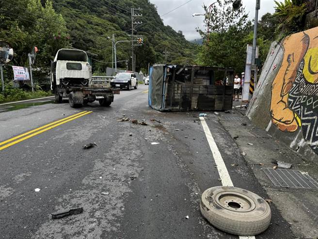 休旅车与货车对撞，瞬间强大的撞击力，造成货车的车斗与车头分离。（民眾提供／杨静茹南投传真）