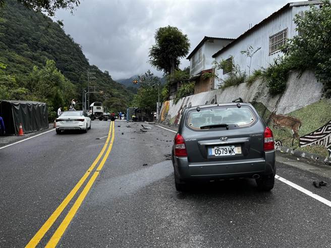 休旅车疑跨越双黄线与对向货车相撞，造成货车车斗飞出去横倒在马路上，所幸没有人受伤。（民眾提供／杨静茹南投传真）
