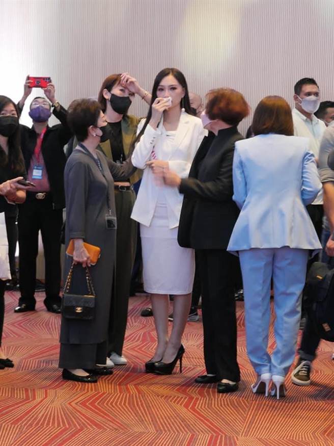 代表我国参加亚洲环球小姐选美比赛的台湾佳丽高曼容，因中国打压无法上台，难过落泪。（取自余宛如脸书）