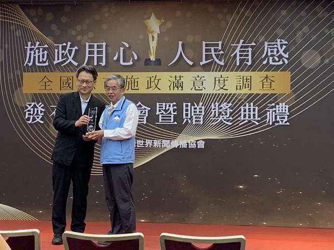 台灣世界新聞傳播協會14日公布2022全國縣市施政滿意度調查，金門縣副縣長李增財（右）代表受獎。（黃婉婷攝）