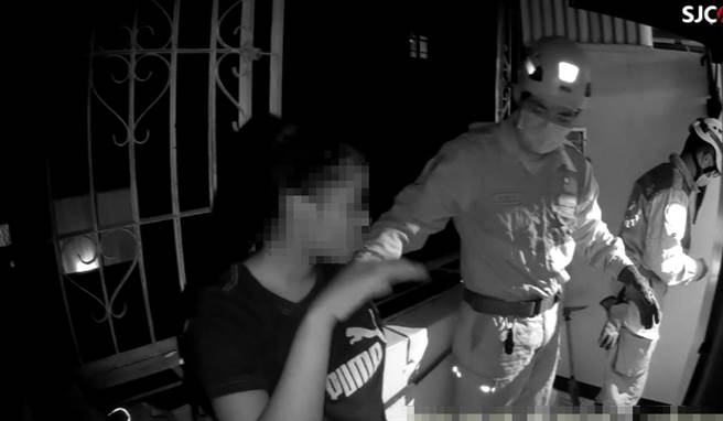 史瓦帝尼籍李姓女学生（左）光着脚爬到5楼窗外，紧抓着铁栏杆，经警消破窗将她救出，并通知校方介入协助处理。（台中市警二分局提供／张妍溱台中传真）