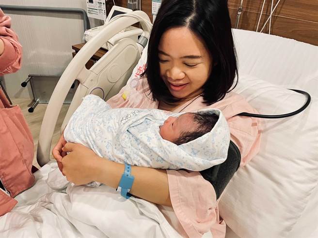 台北市议员黄郁芬今凌晨顺利产子。（黄郁芬提供／杨亚璇台北传真）