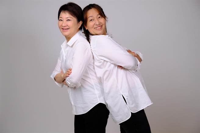 台中市长卢秀燕(左起)与高雄市议员李雅芬合体拍摄竞选照。(国民党台中市党部提供)