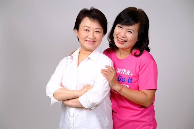 台中市长卢秀燕(左起)与高雄市议员陈若翠拍摄合体宣传照。(国民党台中市党部提供)