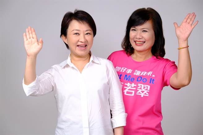 台中市长卢秀燕(左起)与高雄市议员陈若翠拍摄合体宣传照。(国民党台中市党部提供)