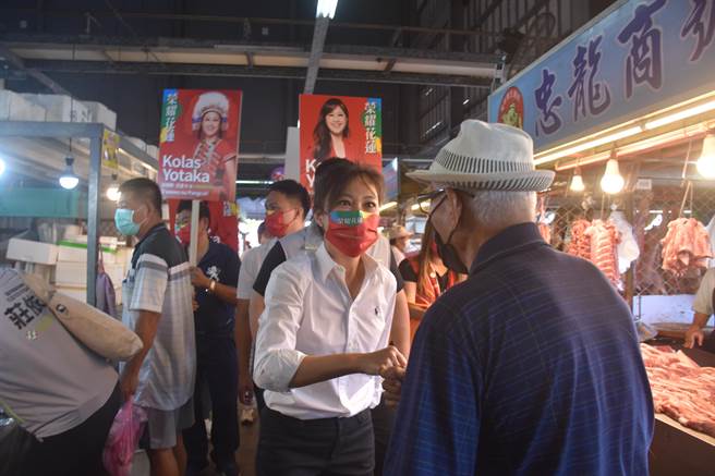 民進黨花蓮縣長候選人Kolas Yotaka今上午到花蓮市重慶市場掃街拜票，與採買民眾擊拳打招呼，並介紹自己，盼增加在地方上的曝光度。（羅亦晽攝）