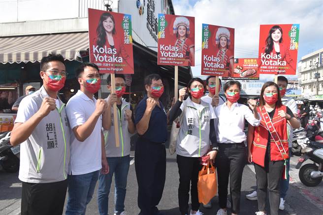 民進黨花蓮縣長候選人Kolas Yotaka（前右二）今上午與同黨縣議員參選人林資斌（前左二）、胡仁順（前左一），市民代表參選人莊依婕（前右三）、謝主羚（前右一）等人一同到重慶市場掃街拜票，向攤商、民眾介紹自己。（羅亦晽攝）