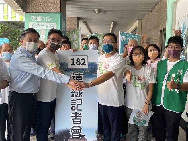 台南市第10選區市議員參選人陳金鐘(右三)、第11選區參選人陳皇宇(左二)合體立委王定宇(左一)宣布成立182連線。(曹婷婷攝)