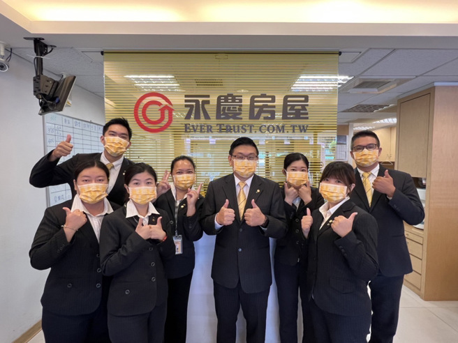 永庆房屋提供新人一对一师徒制培训，辅以公司的强大科技力，能帮助转职者与新鲜人快速上手业务工作，在永庆做业务一点都不难。（图/永庆房屋提供）
