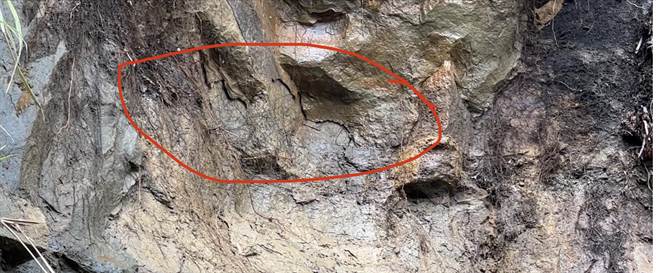 台鐵宜蘭工務段14日上午使用空拍機巡視邊坡，發現岩壁出現裂痕，在旁設置臨時哨所，並派員於營運期間駐點監視。（台鐵提供／陳彩玲新北傳真）