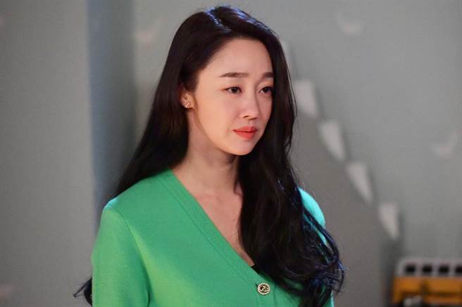 崔汝珍在剧中谋划杀害好友以抢夺她的爱人。（中天娱乐台提供）