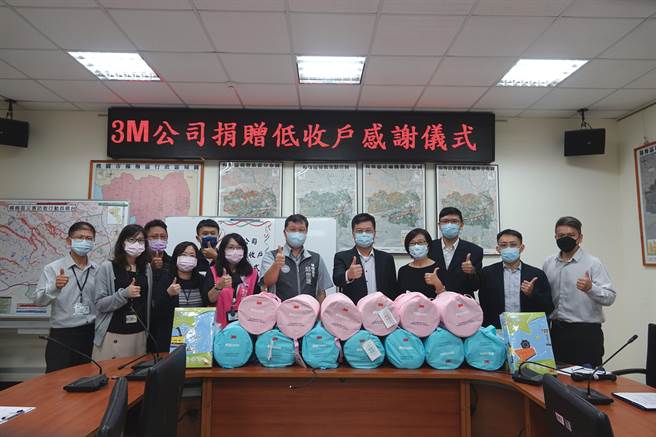 美商3M台湾子公司捐赠杨梅弱势家庭防螨寝具。（杨梅区公所提供／蔡明亘桃园传真）