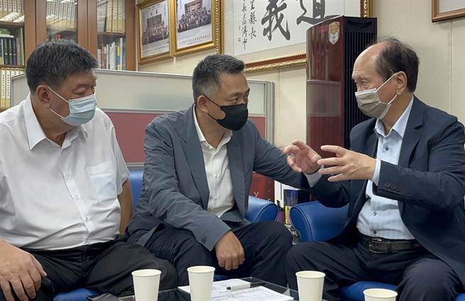 全国营造市场缺工、缺料问题严重，外岛地区更受到严重影响。金门县长杨镇浯（中）今偕立委陈雪生（左） 等人拜会行政院工程会主委吴泽成寻求协助。（金门县府提供） 