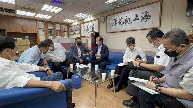 全国营造市场缺工、缺料问题严重，外岛地区更受到严重影响。金门县长杨镇浯今偕连江县副县长王忠铭等人拜会行政院工程会主委吴泽成（中）寻求协助。（金门县府提供）