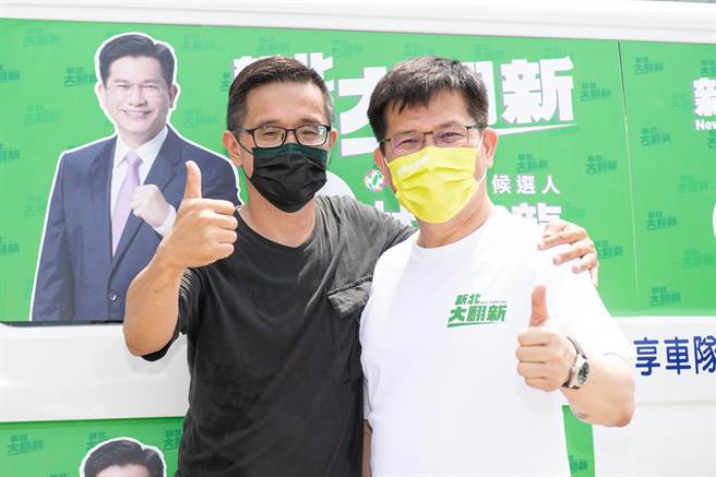 林佳龙合体多元计程车司机工会理事长推政见。（林佳龙办公室提供）