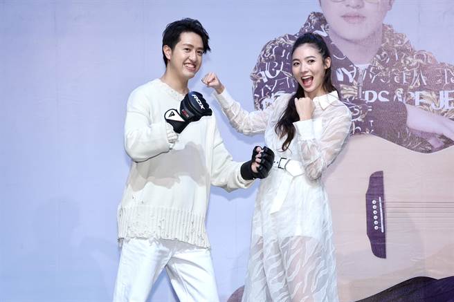 莫凡新（左）发片记者会，谢沛恩送上搏击手套祝福他成功出击。（罗永铭摄）