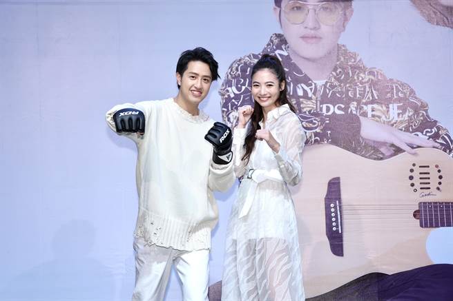 莫凡新（左）发片记者会，戏剧女神谢沛恩站台助阵。（罗永铭摄）