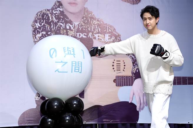 莫凡新13日举办《0与1之间》发片记者会。（罗永铭摄）