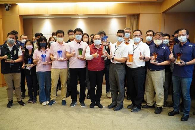 淡海轻轨及安坑轻轨荣获建设奖肯定，新北市捷运工程局14日在市政会议将奖杯献予新北市长侯友宜，象徵新北轨道工程品质在国际舞台上散发光彩，并将此荣耀归属于新北市。(新北捷运局提供)