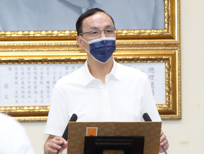 台铁中秋连假再传重大故障，影响国人返乡输运。国民党主席朱立伦今表示，台铁这几年来出的包没办法细数，这次中秋连假出包，造成396班次严重误点，台铁改革迫在眉睫，行政院长苏贞昌不要把检讨报告束诸高阁，应认真检讨。（郑任南摄）