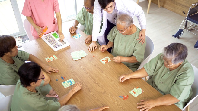 桃园荣民之家在中秋节活动上请辣妹热舞、提振老人家精神的事件受到外媒报导，外国网友热烈回应，有人甚至说想来台湾。（示意图／shutterstock）