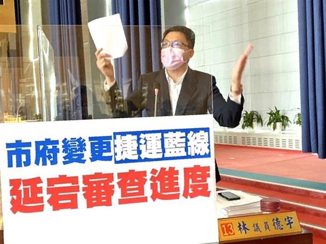 台中市议员林德宇认为，市府说交通部「18个月没有审查」是谎话。（张亦惠摄）