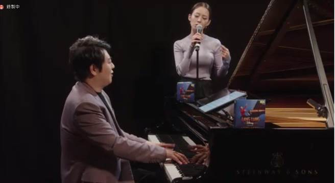 郎朗的妻子、钢琴家吉娜．爱丽丝也参与录制一曲，曲目是《木偶奇遇记》主题曲《向星星许愿》（When You Wish Upon A Star）中文版，她担任演唱，郎朗弹奏钢琴。（摘自郎朗线上记者会）