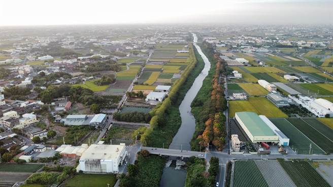 有彰化母亲之河之称的「东螺溪」，是南彰化重要河流，从溪洲一路到芳苑贯穿9乡镇，不过东螺溪水源主要来自农田灌溉余水、畜牧和家庭废水，不下雨就容易发臭。（县府提供／吴建辉彰化传真）