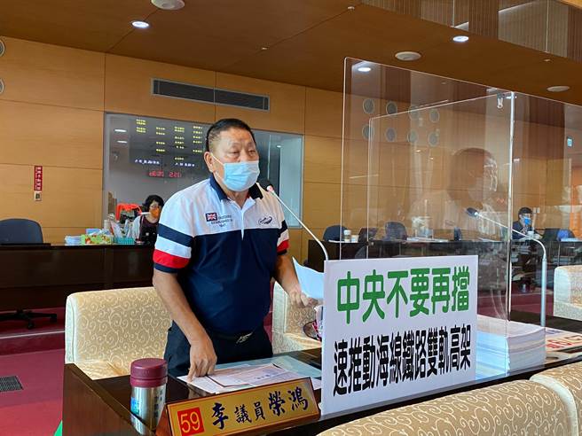 台中市議員李榮鴻要求市府儘速推動海線雙軌高架化。（張亦惠攝）