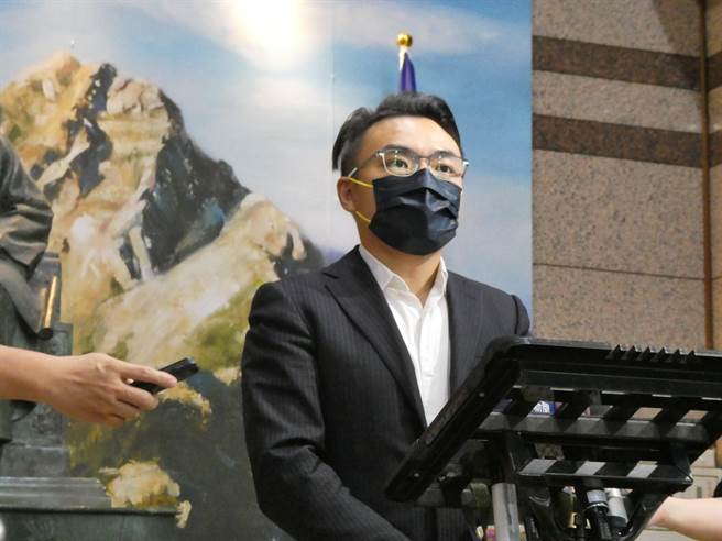 違紀選苗栗縣長的國民黨籍苗栗縣議長鍾東錦，上周遭考紀會決議開除黨籍。國民黨中常會今通過考紀會決議，正式開鍘。此外，違紀選台北市議員的中央委員徐正文也一併遭開除黨籍，違紀選花蓮縣議員的花蓮市長魏嘉賢則遭撤銷黨籍。（周志豪攝）