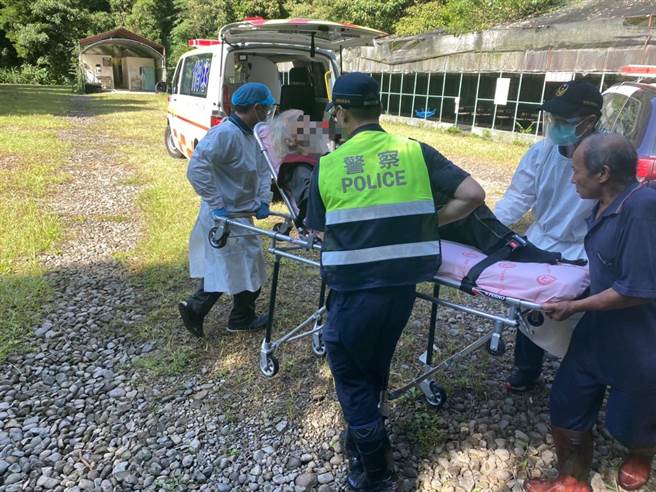 头份警分局蓬莱所员警背负受伤的黄姓老翁脱困送医。（头份警分局提供／谢明俊苗栗传真）