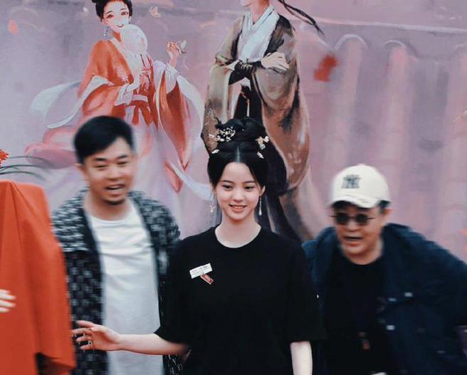 欧阳娜娜身后的背景板是盗图。(图/微博)