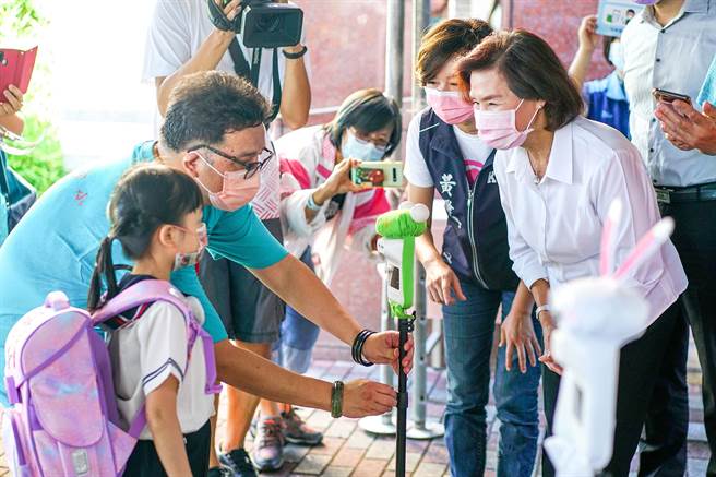 台湾世界新闻传播协会的「2022全国县市施政满意度调查」，宜兰县长林姿妙（右一）获得71.1％的满意度。（本报资料照片）