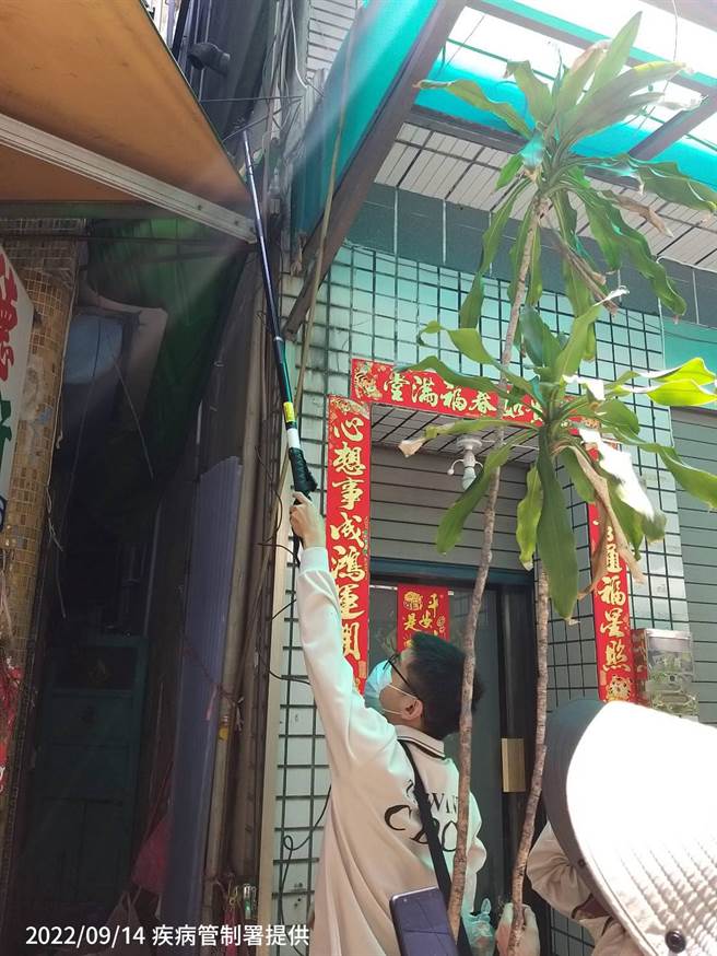 防疫人員於高雄市前鎮區執行孳生源查核，運用磯玉柄協助民眾檢視家戶外遮雨棚是否有積水產生孑孓或蚊卵。（疾病管制署提供）